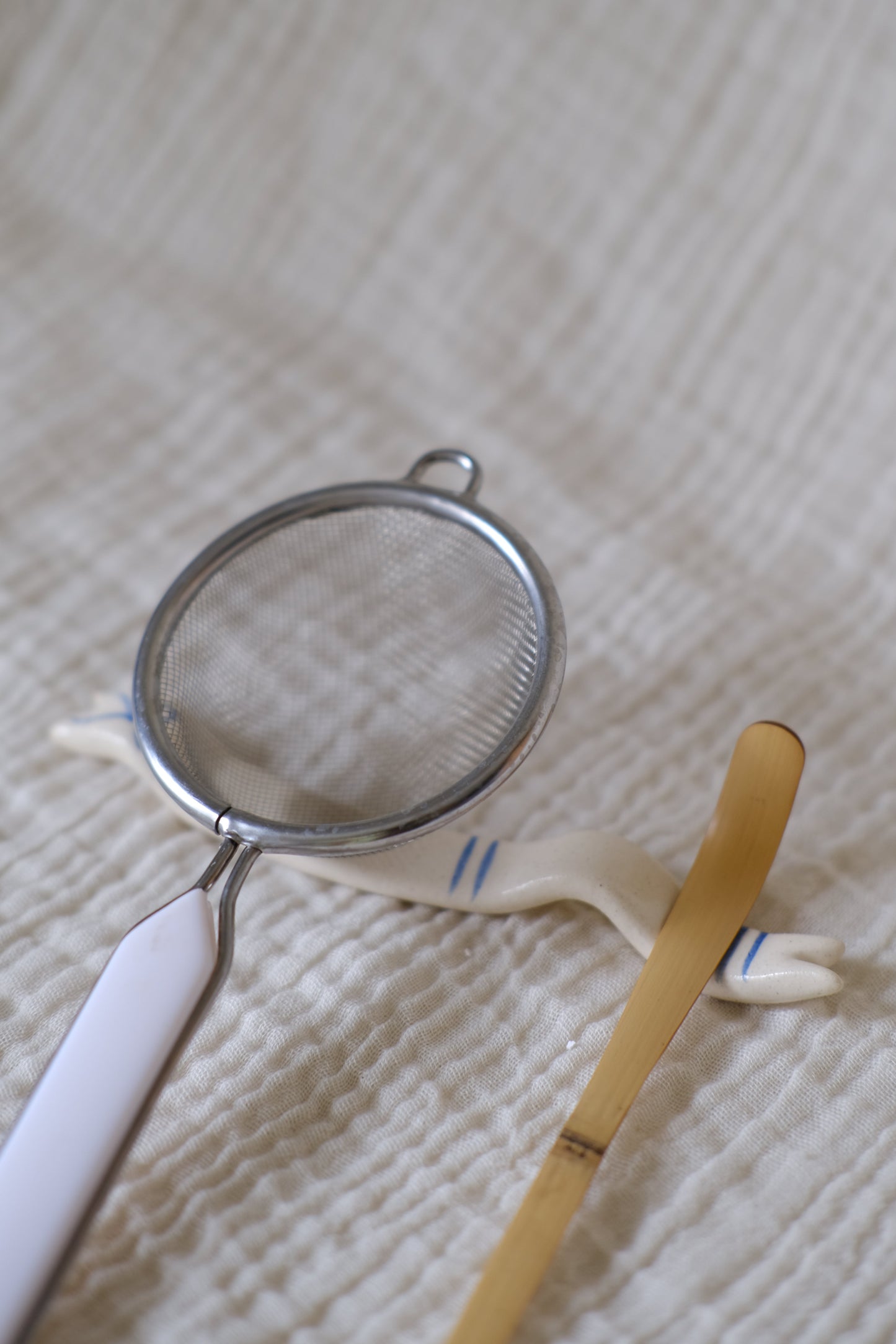 Wavy Chashaku (Scoop) and Sieve Rest